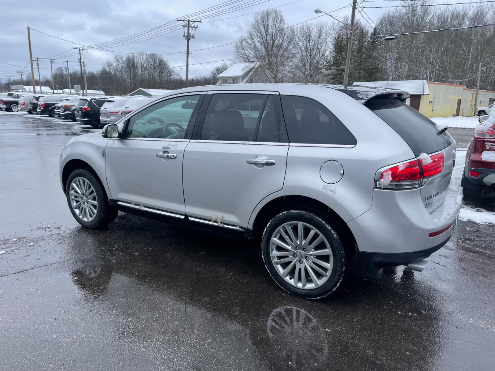 2014 Silver /Black Lincoln MKX Elite AWD (2LMDJ8JK4EB) with an 3.7L V6 DOHC 24V engine, 6-Speed Automatic transmission, located at 547 E. Main St., Orwell, OH, 44076, (440) 437-5893, 41.535435, -80.847855 - This 2014 Lincoln MKX AWD with the Elite Package offers a luxurious and well-appointed driving experience. Under the hood lies a robust 3.7-liter V6 engine mated to a smooth 6-speed transmission, delivering a balance of power and efficiency. Audiophiles will appreciate the premium THX audio system, - Photo #12